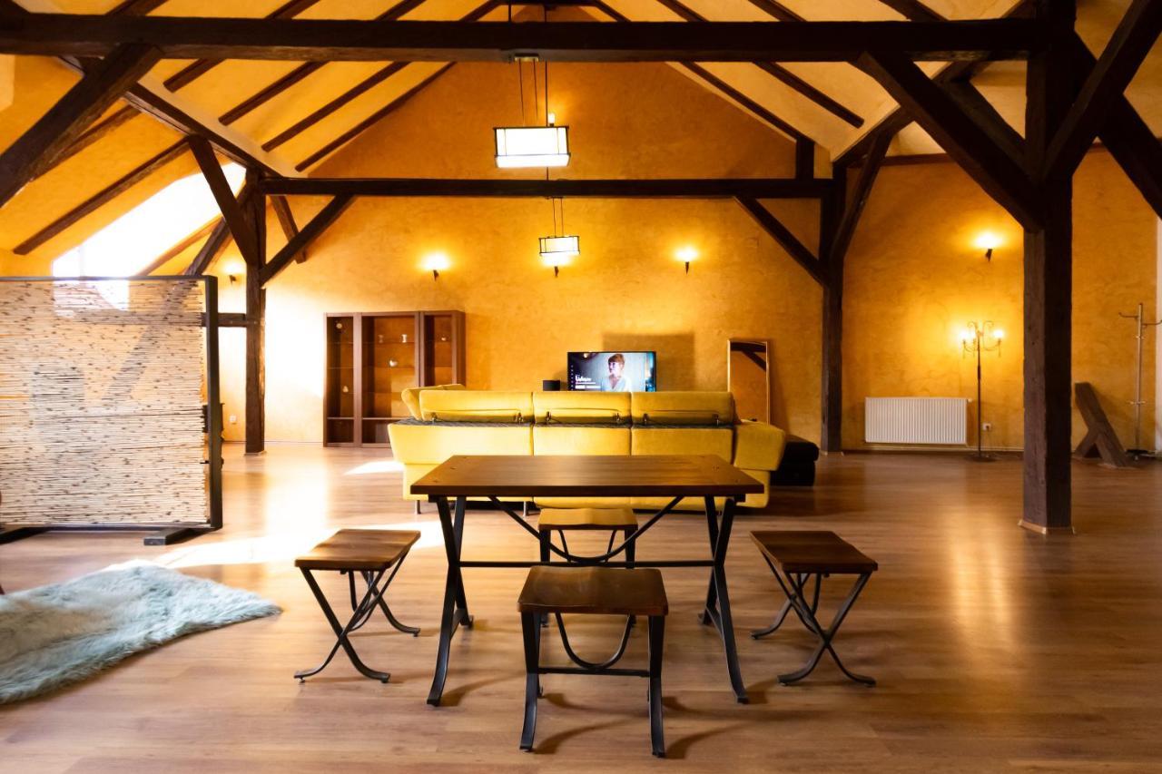 The Attic - Large Open-Space In The Old Town Of Brasov, Minutes Away From The Black Church Buitenkant foto