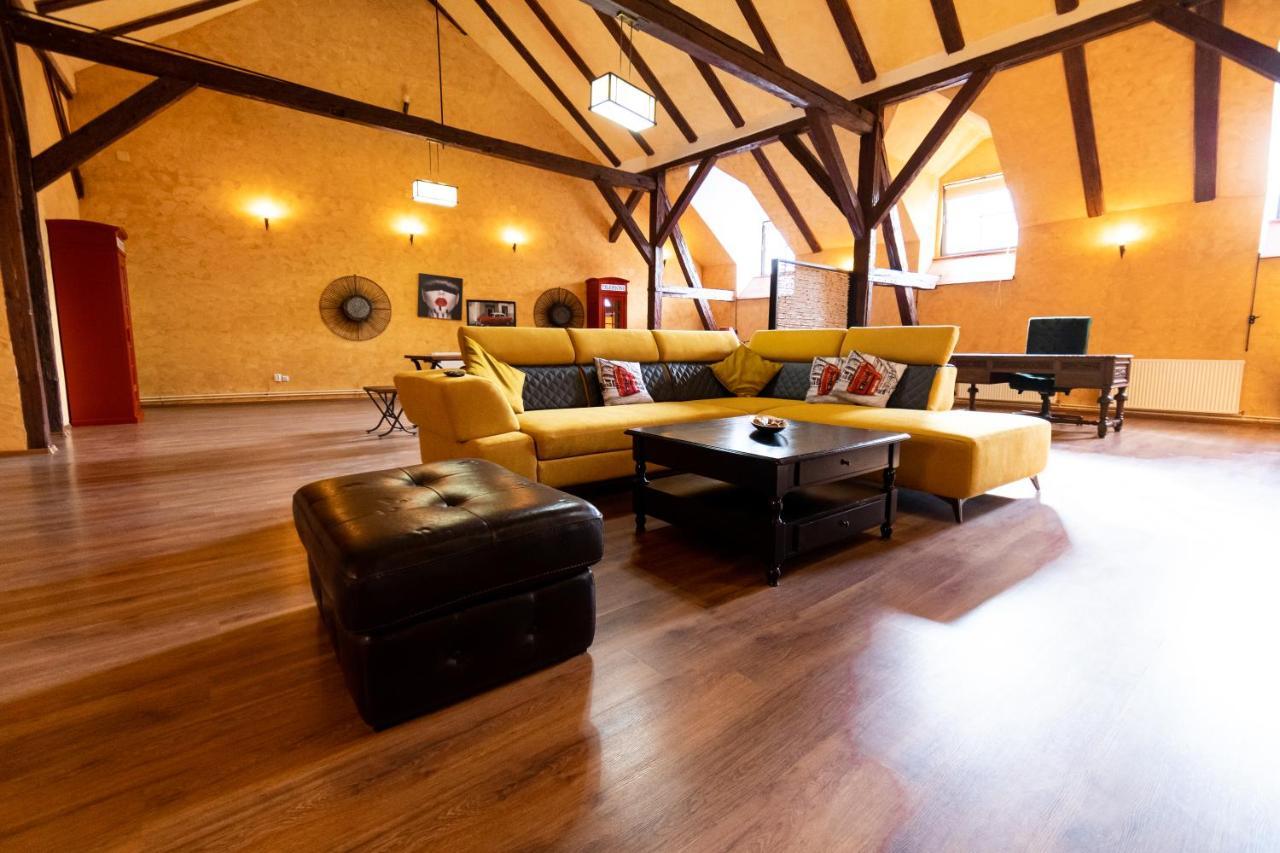 The Attic - Large Open-Space In The Old Town Of Brasov, Minutes Away From The Black Church Buitenkant foto