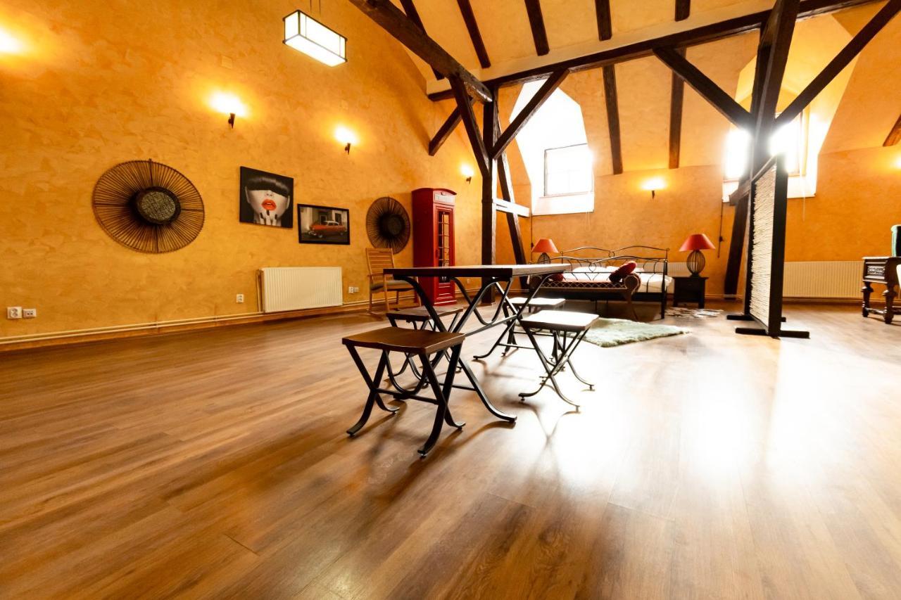 The Attic - Large Open-Space In The Old Town Of Brasov, Minutes Away From The Black Church Buitenkant foto