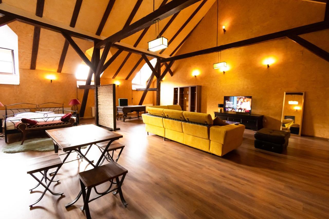 The Attic - Large Open-Space In The Old Town Of Brasov, Minutes Away From The Black Church Buitenkant foto